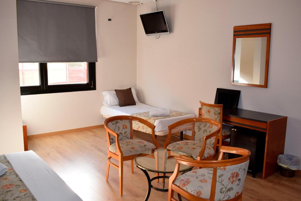 Aeropuerto Madrid Torre Hogar Premium Hotel Torrejón de Ardoz Eksteriør billede